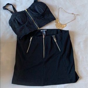 Medium black Hot Topic skirt w zippers
